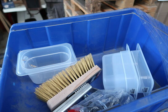 Palle med div. Plastikkasser med køkkenservice, skraldespande m.m.