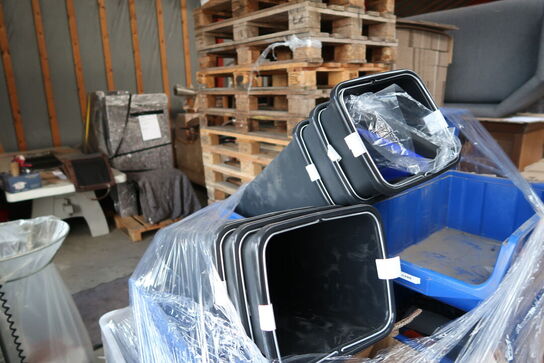 Palle med div. Plastikkasser med køkkenservice, skraldespande m.m.