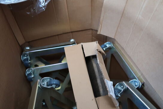 Kasse med transporthunde, bakker samt vinglas (nogle er gået i stykker)