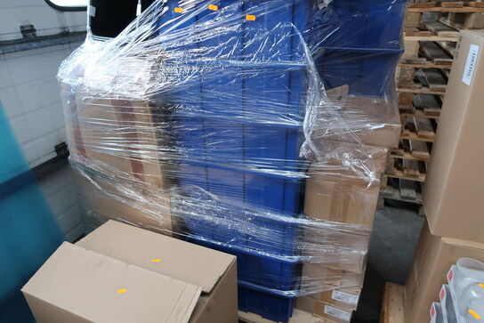 Palle med div. Plastikkasser med køkkenservice, skraldespande m.m.