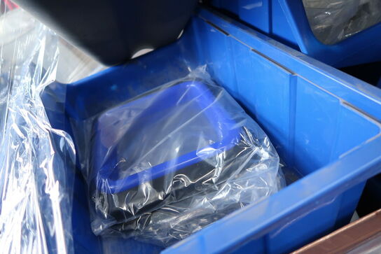 Palle med div. Plastikkasser med køkkenservice, skraldespande m.m.