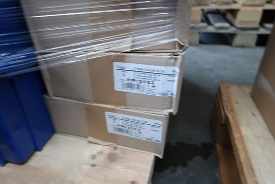 Palle med div. Plastikkasser med køkkenservice, skraldespande m.m.