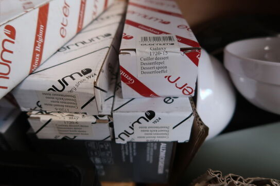 Palle med div. Køkkenservice, bestik ETERNUM, tallerkner, fade m.m.