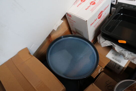 Palle med div. Køkkenservice, bestik ETERNUM, tallerkner, fade m.m.