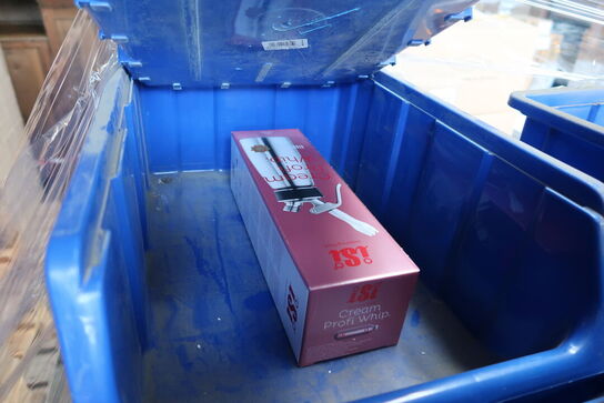 Palle med div. Plastikkasser med køkkenservice, skraldespande m.m.