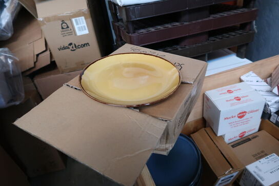 Palle med div. Køkkenservice, bestik ETERNUM, tallerkner, fade m.m.