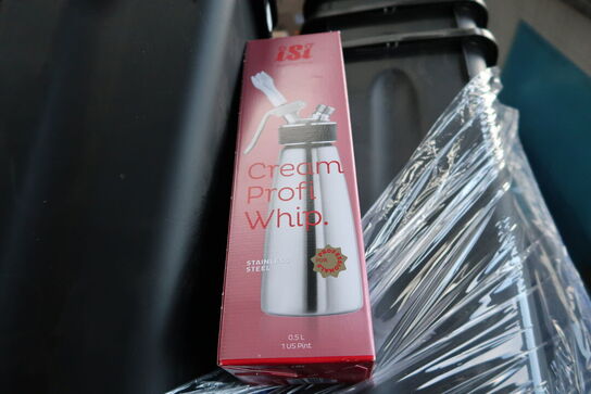 Palle med div. Plastikkasser med køkkenservice, skraldespande m.m.