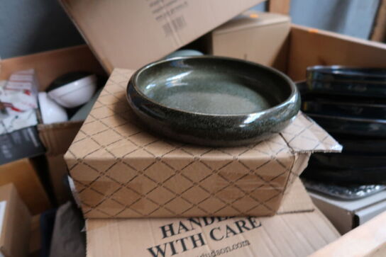 Palle med div. Køkkenservice, bestik ETERNUM, tallerkner, fade m.m.