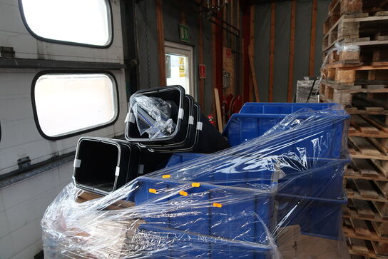 Palle med div. Plastikkasser med køkkenservice, skraldespande m.m.