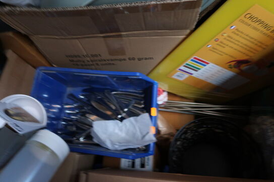 Palle med div. Køkkenservice, bestik ETERNUM, tallerkner, fade m.m.