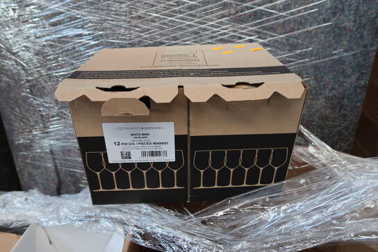 Kasse med transporthunde, bakker samt vinglas (nogle er gået i stykker)