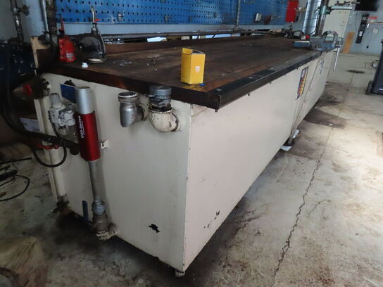 1200 L spilolietank med bordplade og skruestik