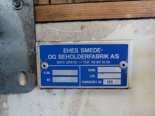 1200 L spilolietank med bordplade og skruestik