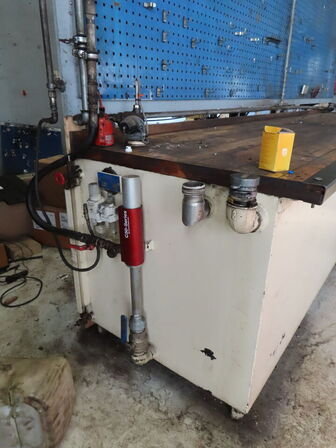 1200 L spilolietank med bordplade og skruestik