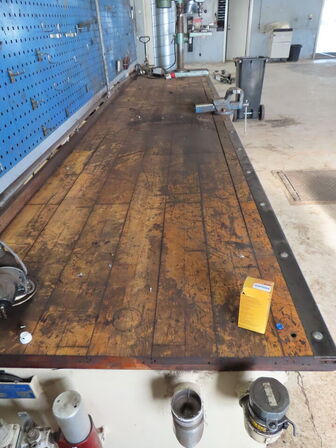 1200 L spilolietank med bordplade og skruestik