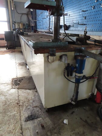 1200 L spilolietank med bordplade og skruestik