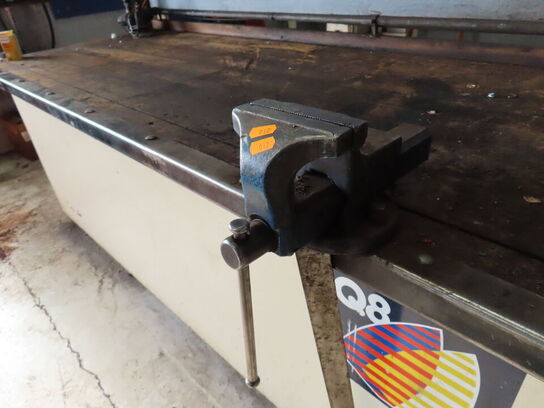 1200 L spilolietank med bordplade og skruestik