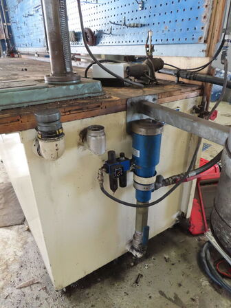 1200 L spilolietank med bordplade og skruestik