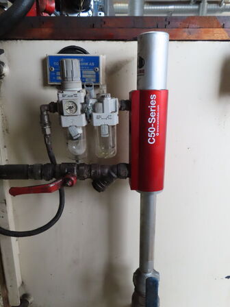 1200 L spilolietank med bordplade og skruestik