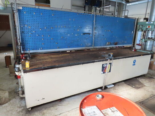 1200 L spilolietank med bordplade og skruestik