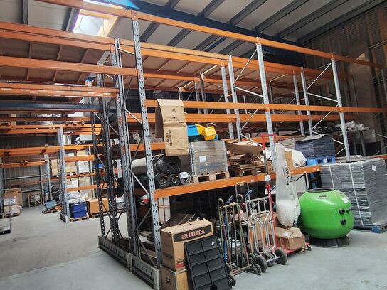 Lagerreol uden indhold