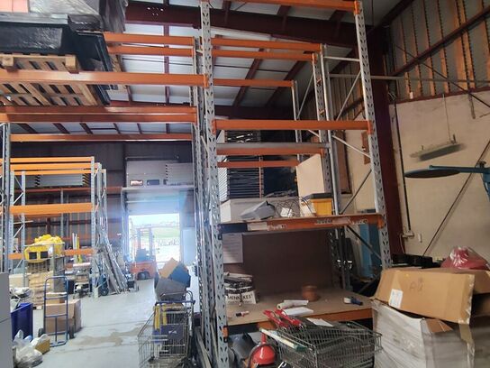 Lagerreol uden indhold