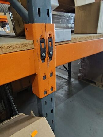 Lagerreol uden indhold