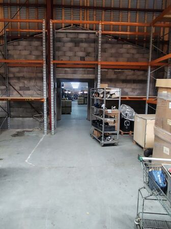 Lagerreol uden indhold