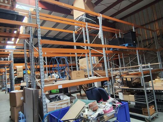 Lagerreol uden indhold