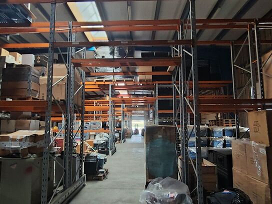 Lagerreol uden indhold