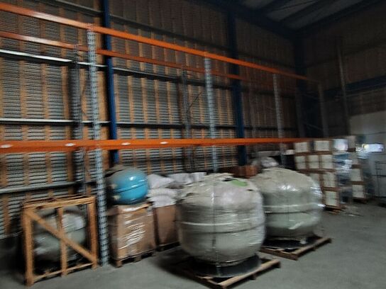 Lagerreol uden indhold