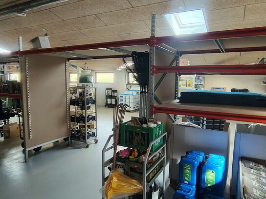 Lagerreol uden indhold