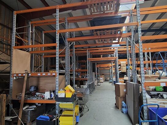 Lagerreol uden indhold