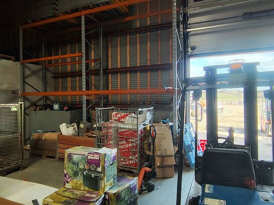 Lagerreol uden indhold