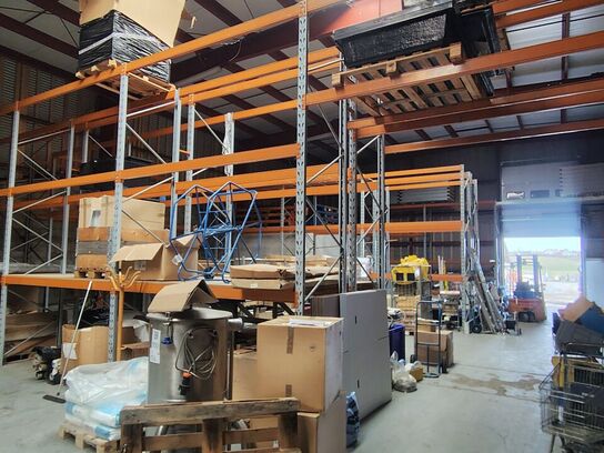 Lagerreol uden indhold