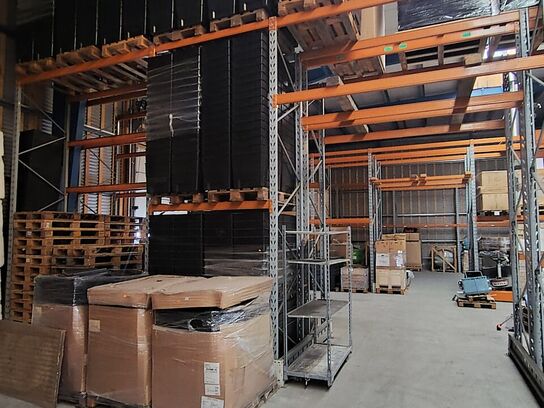 Lagerreol uden indhold