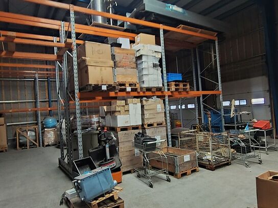 Lagerreol uden indhold