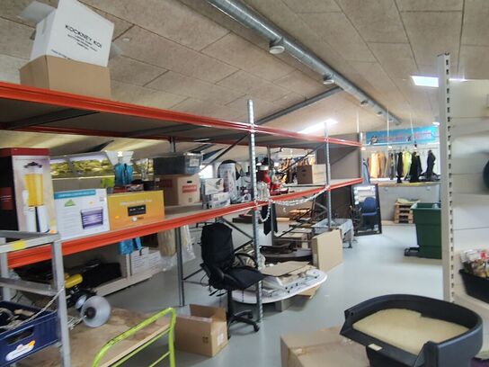 Lagerreol uden indhold