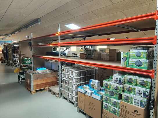 Lagerreol uden indhold