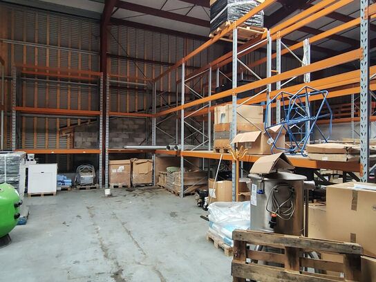 Lagerreol uden indhold