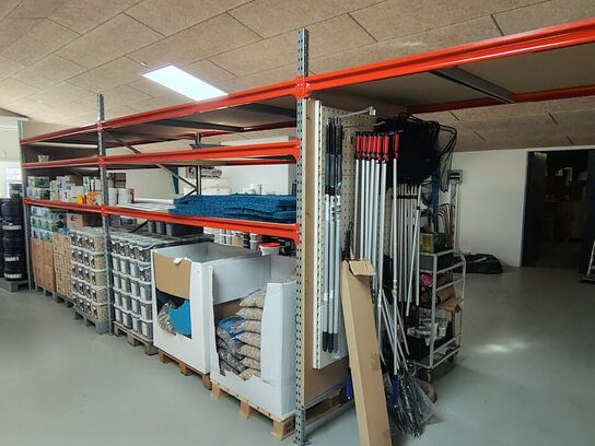 Lagerreol uden indhold