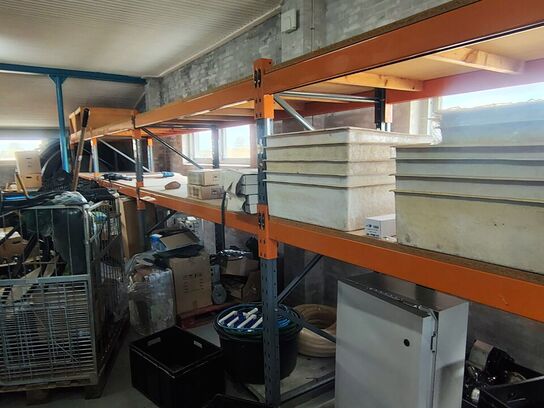 Lagerreol uden indhold