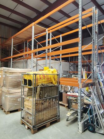 Lagerreol uden indhold