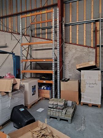 Lagerreol uden indhold