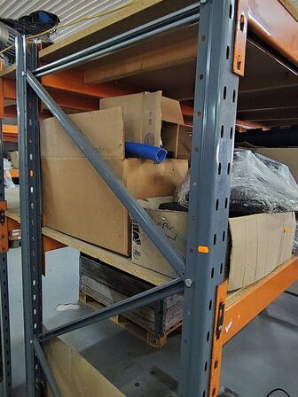 Lagerreol uden indhold