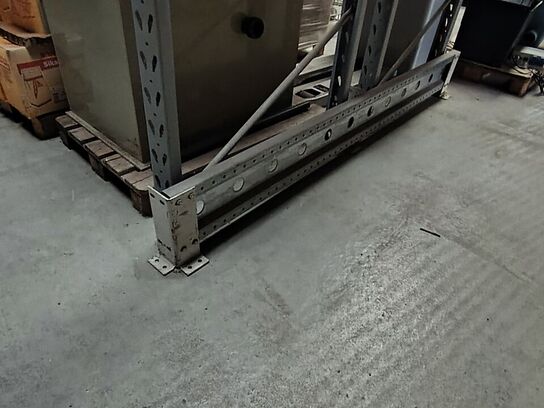 Lagerreol uden indhold