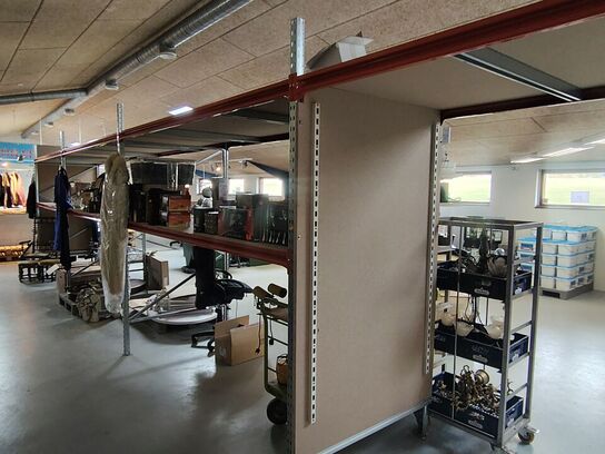 Lagerreol uden indhold