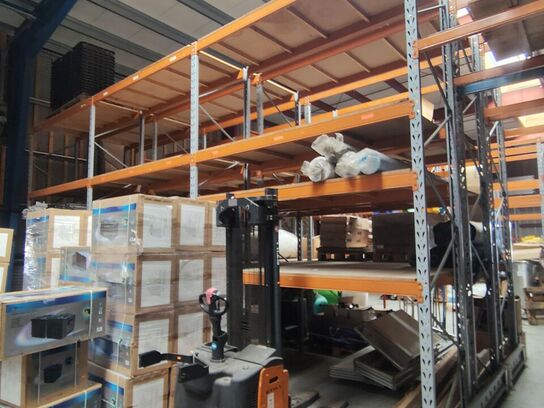 Lagerreol uden indhold