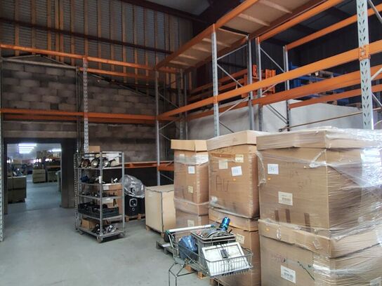 Lagerreol uden indhold