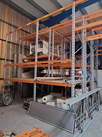 Lagerreol uden indhold